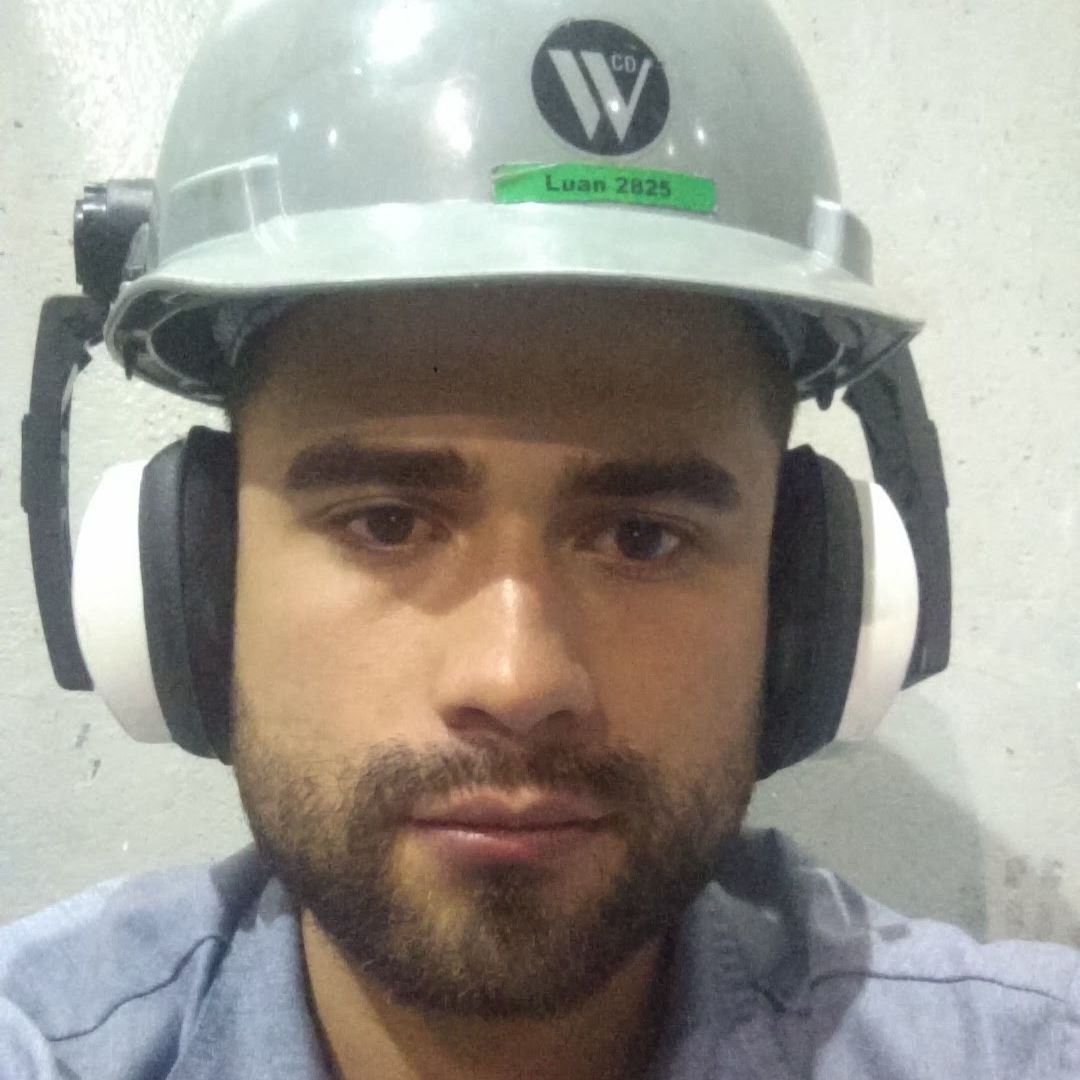 Luan com uniforme e capacete de fábrica