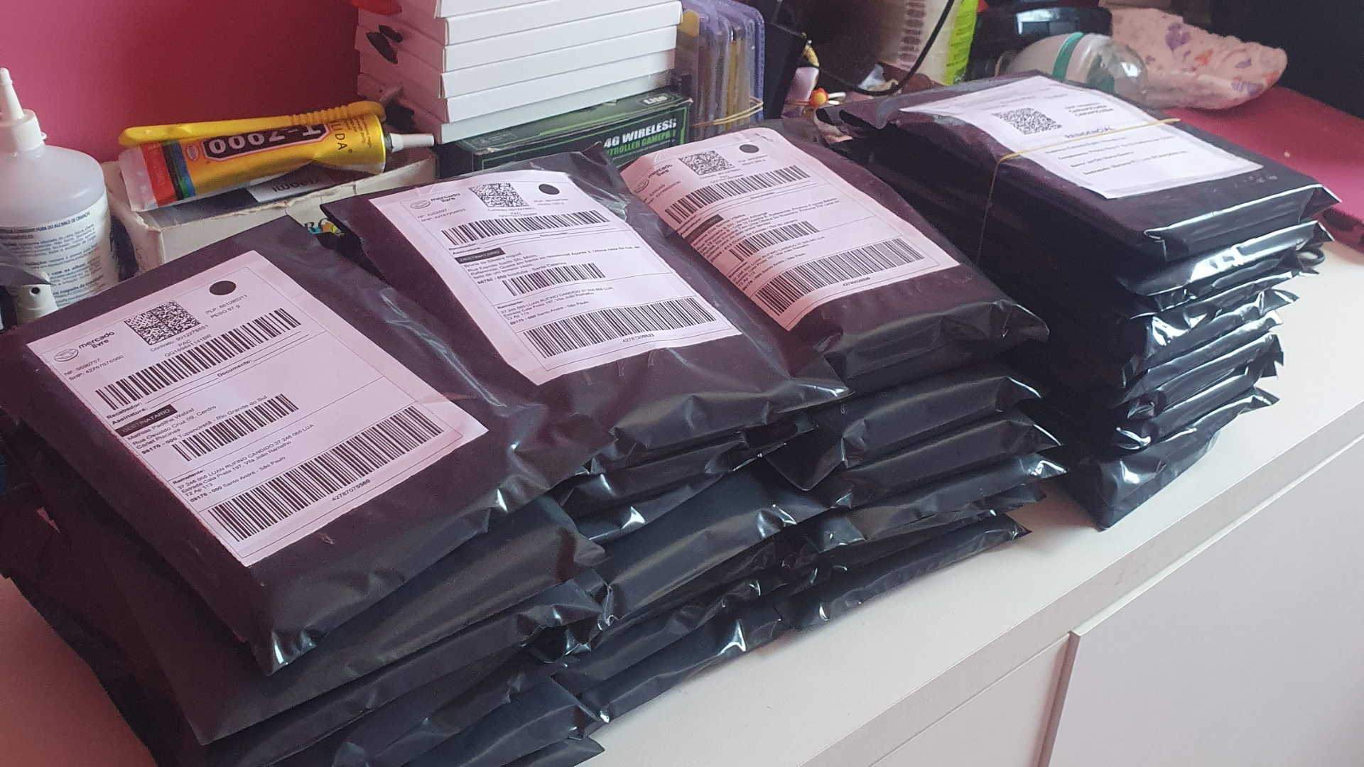 Mesa com vários pedidos embalados e etiquetados para envio